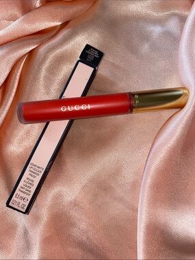 Gucci limited colour  Liquid Matte Lip Color — Vibrant Red with Gold Cap